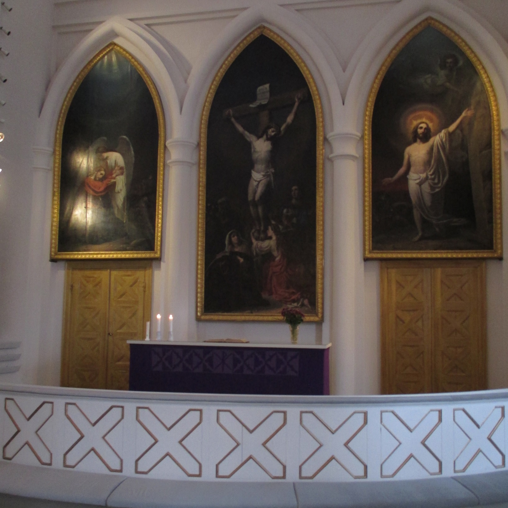 Hattulan kirkon alttari paastonaikana, seinällä kolme alttaritaulua