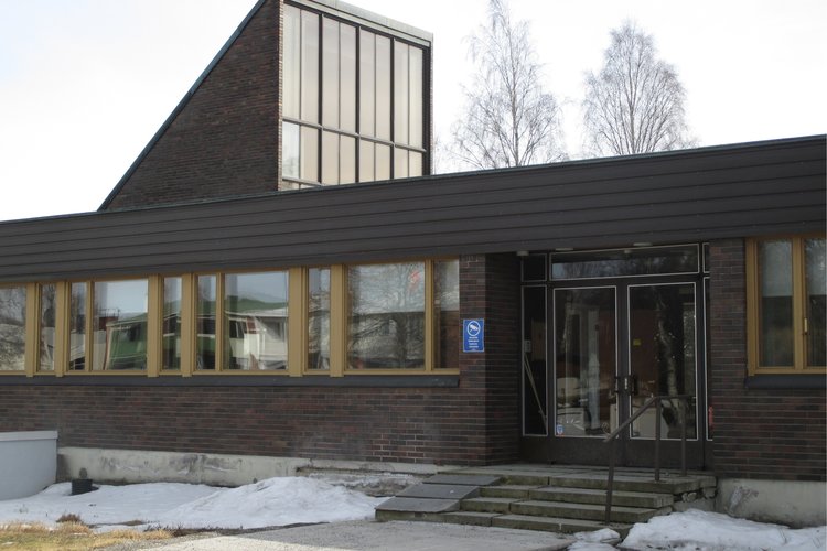 käytöstä poistetun seurakuntatalon edustaa Parolassa huhtikuussa 2018