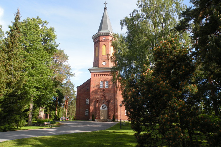 Kuva Hattulan kirkosta kesäasussa