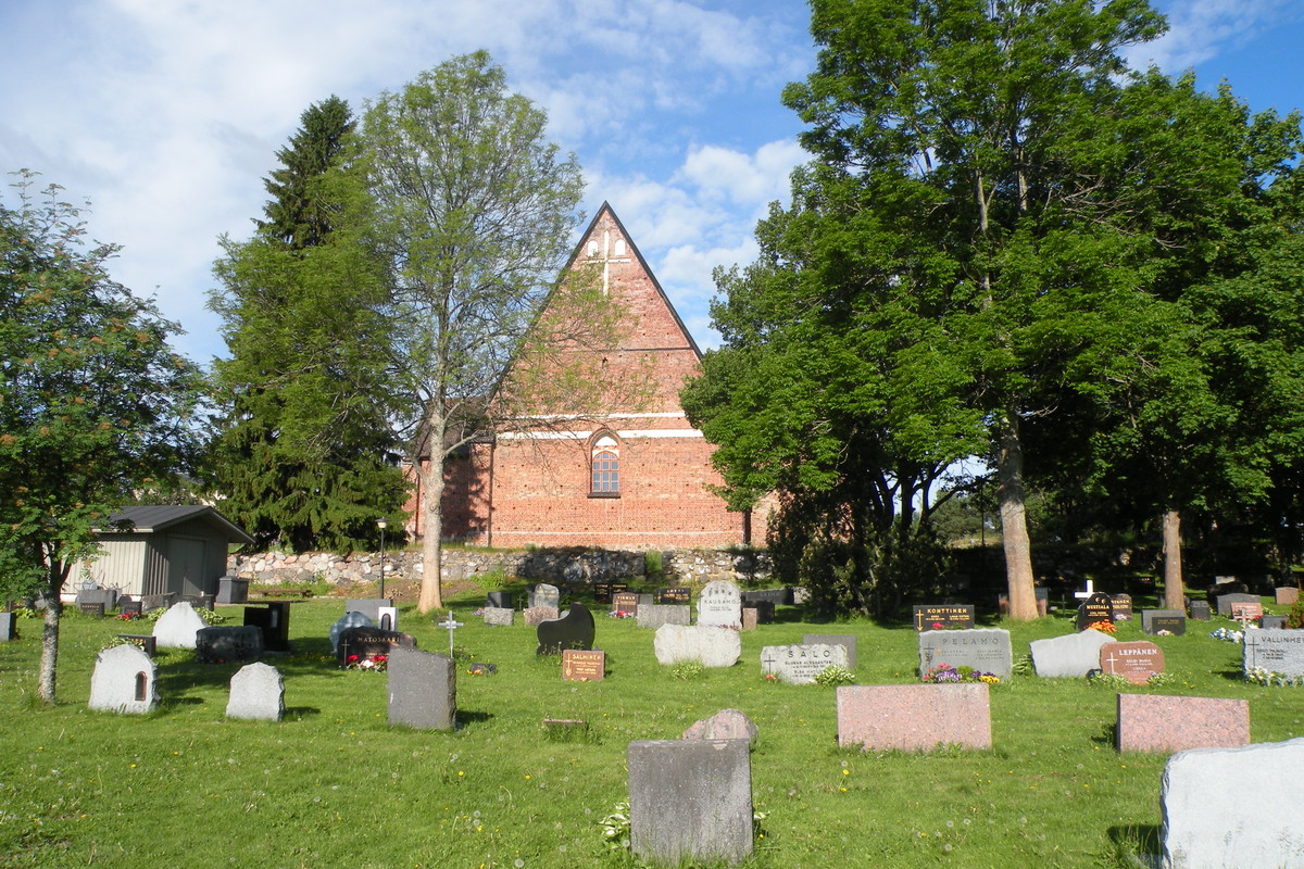 hautakiviä pyhän ristin kirkon hautausmaalla