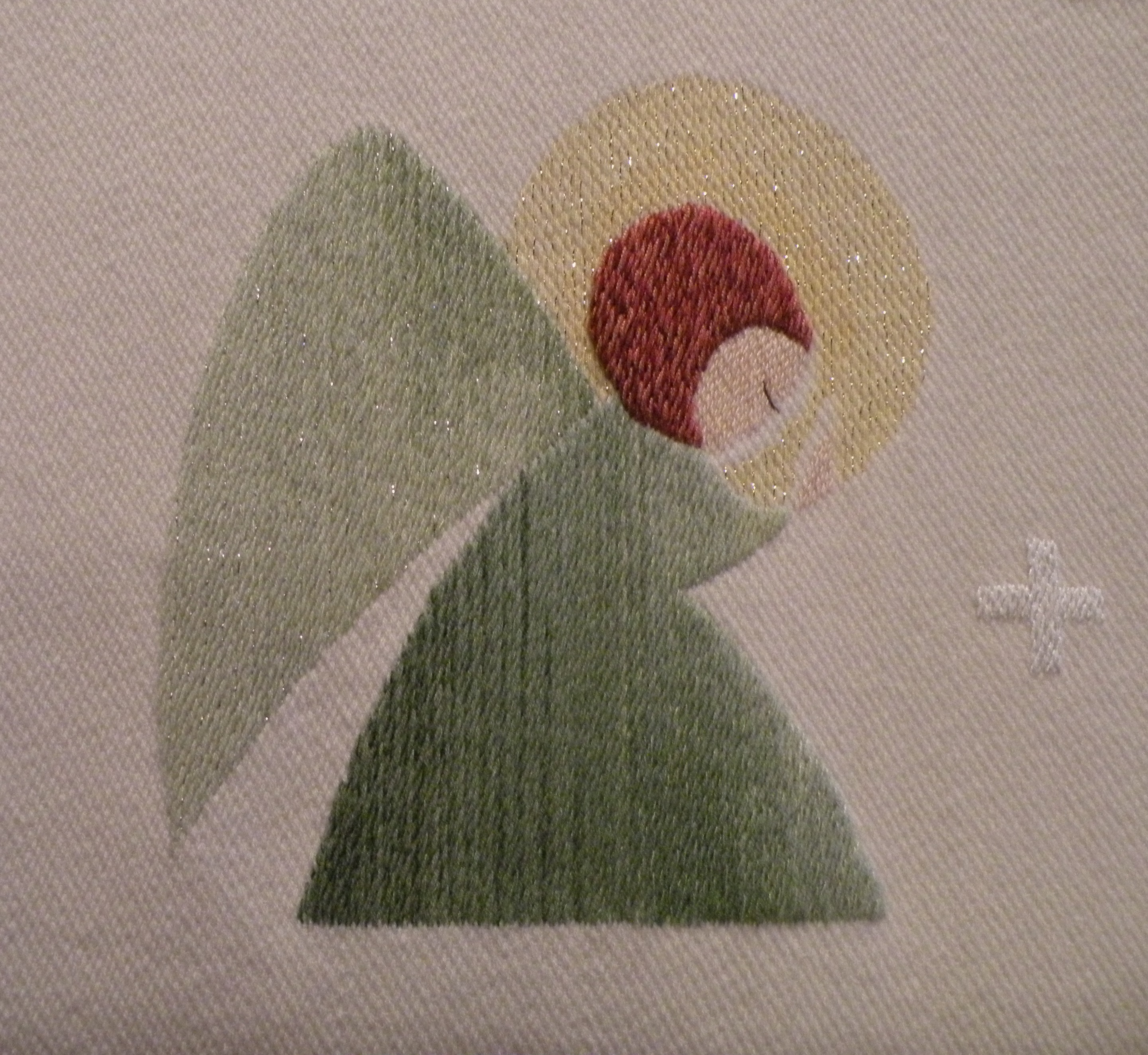 alttariliinaan kirjailtu rukoukseen kumartunut vihreäpukuinen enkeli