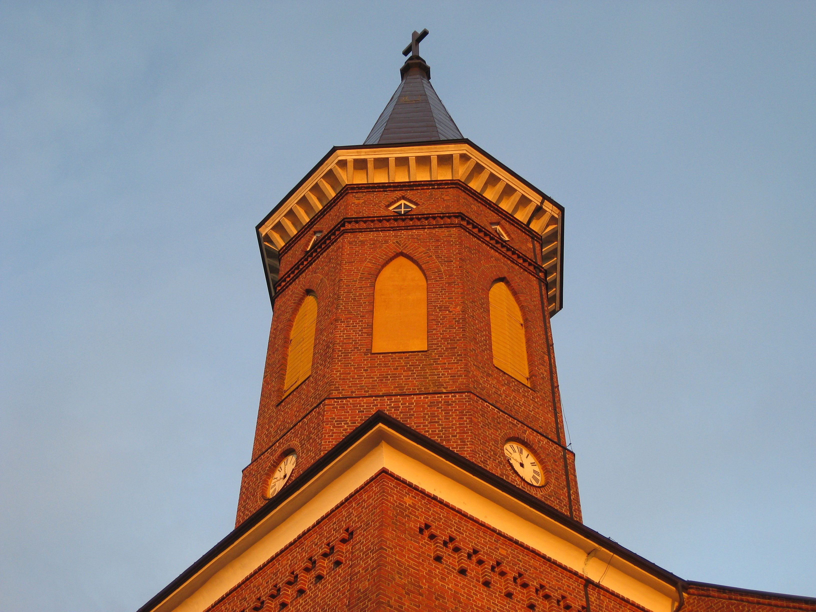 punatiilinen Hattulan kirkon kellotorni alaviistosta katsottuna