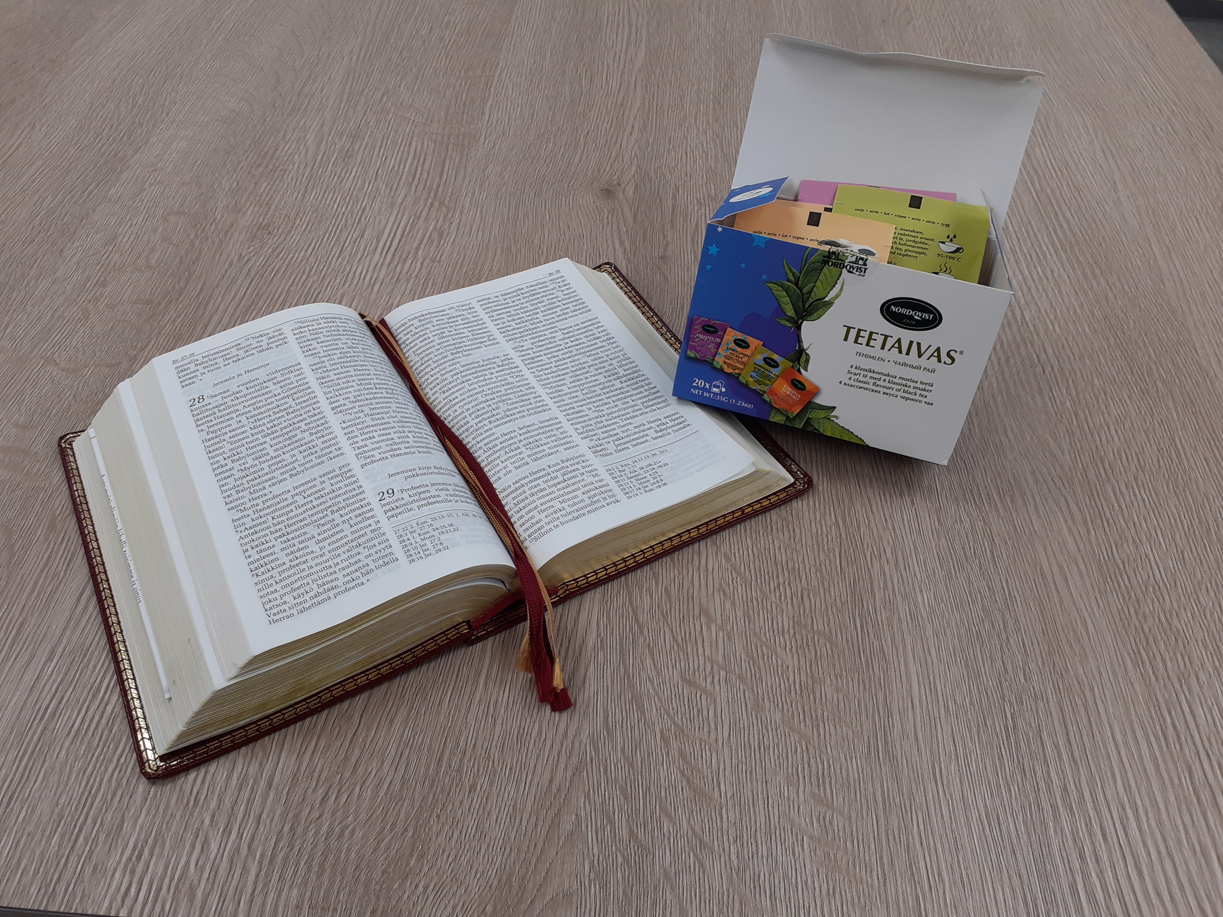 avoin Raamattu ja avattu laatikollinen teepusseja