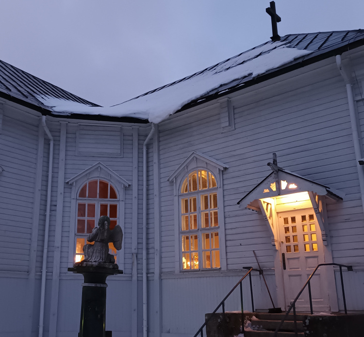 Tyrvännön kirkko ulkoa talvella