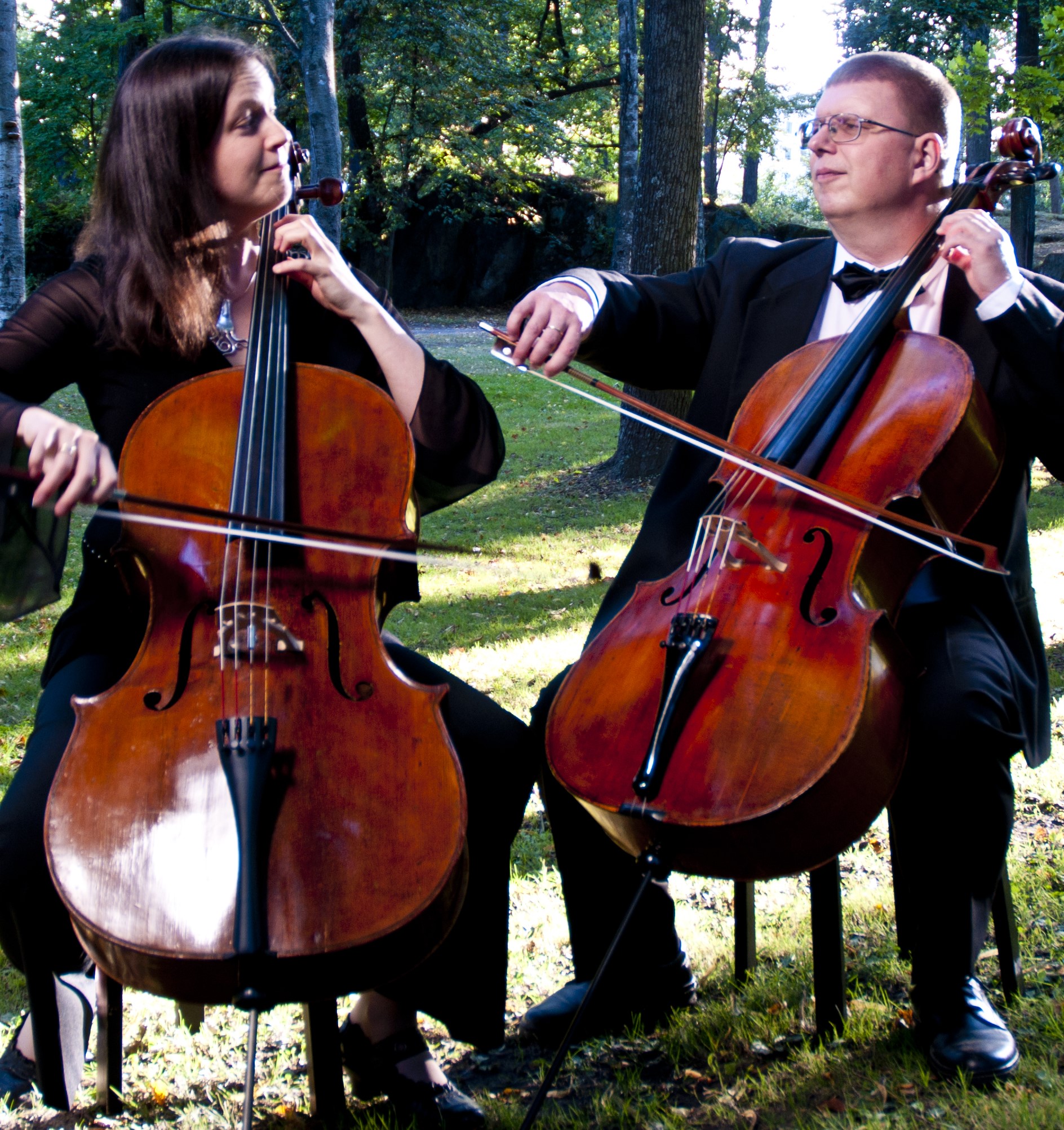Kuvassa Anna-Maaria ja Olli Varonen istuvat ja soittavat sellojaan. He katsovat toisiaan kohti.